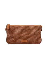Brun læder clutch-i med et tekstureret diamantmønster, lynlås-lukning og et lille mærke. Kompakt rektangulær form, glat overflade.