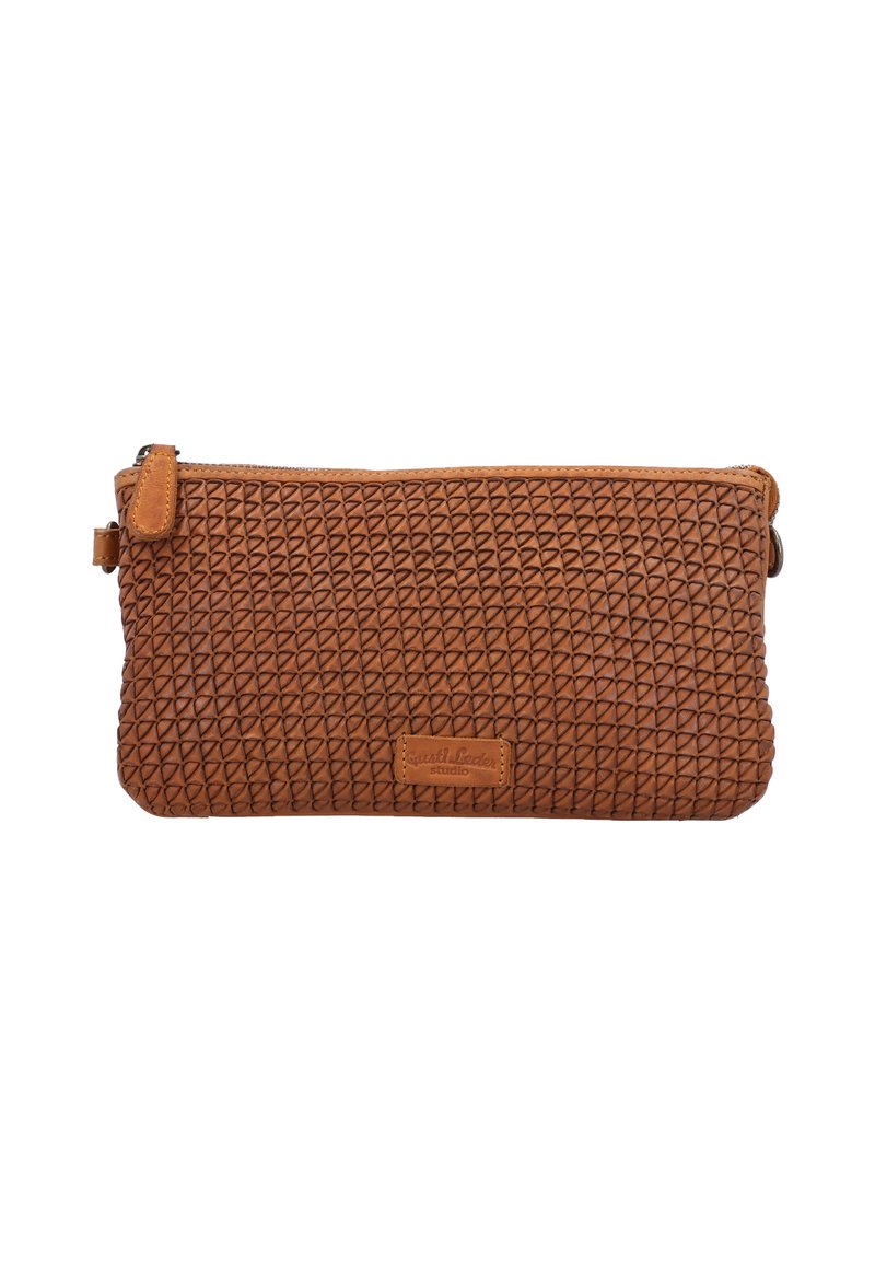 Brun læder clutch-i med et tekstureret diamantmønster, lynlås-lukning og et lille mærke. Kompakt rektangulær form, glat overflade.