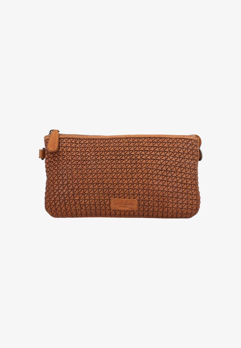 Brun læder clutch-i med et tekstureret diamantmønster, lynlås-lukning og et lille mærke. Kompakt rektangulær form, glat overflade.