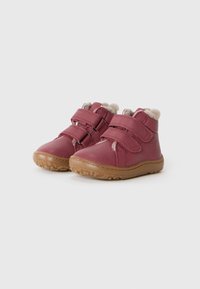 Botas de invierno rosas de cuero para niños con suelas de goma marrón y dos correas de velcro, forradas con forro de lana beige.