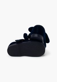 Marineblauwe fluwelen schoen met een gestructureerde zwarte rubberen zool en een gevoerde kraag, voorzien van zachte oordoppen en een stevige klittenbandsluiting.