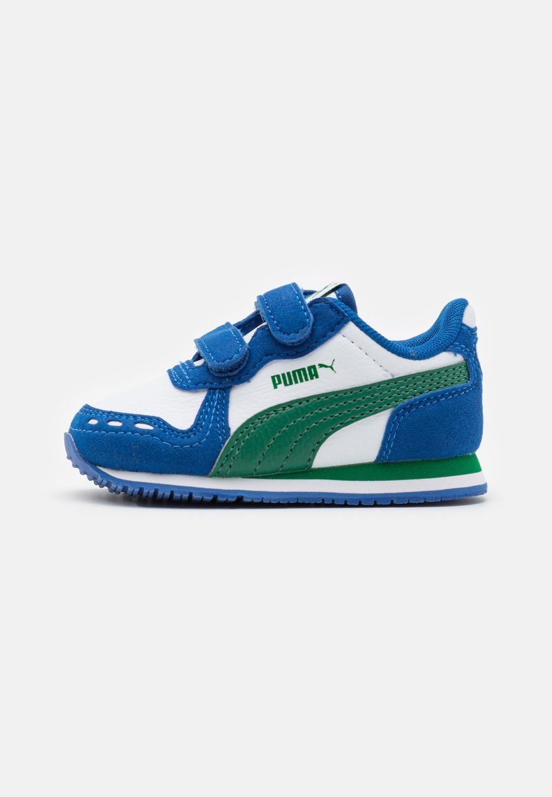 Baskets enfant Puma bleu, vert et blanc avec deux brides velcro et semelle texturée, vues de profil sur fond blanc.