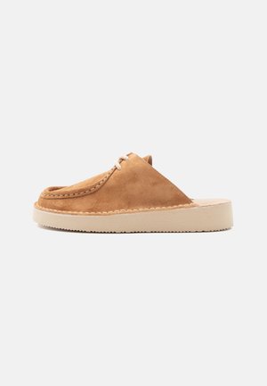 Clarks Originals NOMADMULE - Iešļūcenes - tan