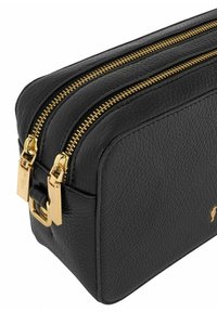Czarna skórzana kosmetyczka o teksturowanym wykończeniu, z dwoma złotymi suwakami i metalowymi akcentami po bokach.