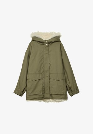 Maslinasto zelena parka jakna s kapuljačom obloženom umjetnim krznom, dva prednja džepa i ravnim krojem. Izrađena od izdržljive, teksturirane tkanine.