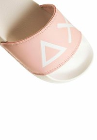 Infradito rosa con una parte superiore morbida e testurizzata caratterizzata da forme geometriche bianche e una suola bianca. Il design è aperto sulla punta.