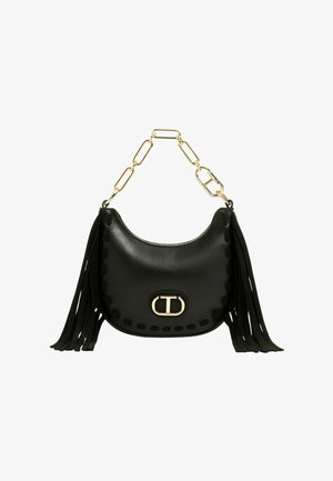 Borsa a tracolla in pelle nera con frange, tracolla in catena dorata, forma arrotondata e hardware decorativo con logo sulla parte anteriore.