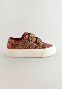Sneaker rosa e oro glitterato con due cinturini in velcro, superficie texturizzata, punta tonda e suola in gomma bianca.