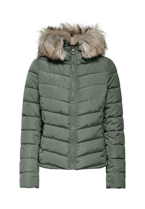 Veste verte matelassée avec une capuche bordée de fourrure, dotée d'une fermeture éclair à l'avant et d'un motif matelassé en diagonale sur le tissu.