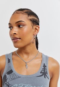 Ed Hardy DEATH BEFORE DISHONOR DAGGER PENDANT NECKLACE UNISEX - Necklace - silver-coloured