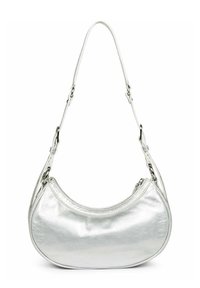 Sac à main métallique argent, en forme de demi-lune, texture lisse. Il dispose d'une bandoulière unique avec des éléments en argent et d'une fermeture éclair.