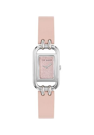 Orologio quadrato in tonalità argento con un quadrante glitter rosa e un cinturino in pelle rosa chiaro. Presenta un audace hardware argento che collega il cinturino.