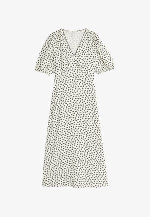 Bílá květinová šaty s nabíranými rukávy, výstřihem do V a černými akcenty ve tvaru listů. Lehká tkanina s volným střih.