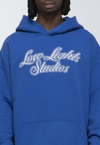 LOW LIGHTS STUDIOS® Felpa con cappuccio - blue