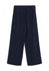 Pantalons large marine en tissu léger, avec une texture lisse, un devant plissé et une taille avec passants de ceinture.