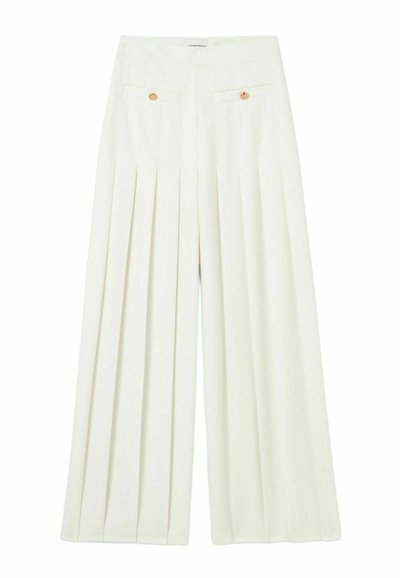 Pantalones de pierna ancha en tejido color blanco roto, con pliegues frontales, dos bolsillos delanteros con botones dorados y una cinturilla suave.