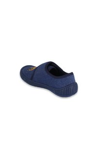 Navyblaue Slipper aus Stoff mit glatter Textur, runder Spitze, elastischen Seiten und einer Gummisohle für besseren Halt.