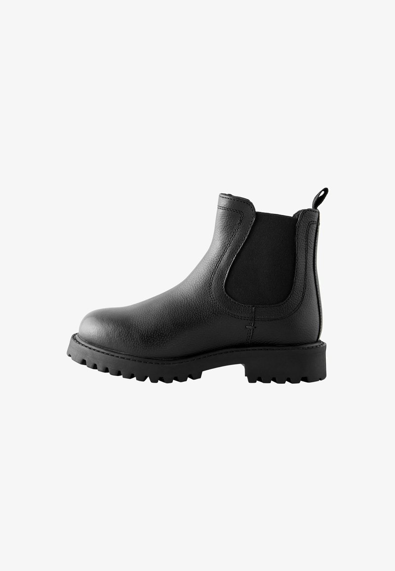 Bottines Chelsea en cuir noir avec panneaux latéraux élastiques, bout rond, tirette et semelle à crampons pour une meilleure traction. Texture lisse, hauteur cheville.