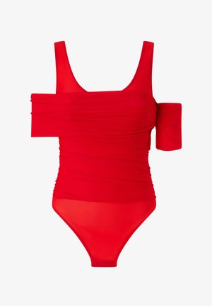 Costume da bagno intero rosso con design off-shoulder, texture arricciata sul corpetto e gambe alte. Tessuto liscio e elasticizzato.