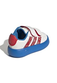 Witte schoen met rode en blauwe accenten, met Spider-Man webpatronen en een blauwe zool. Twee klittenbandsluitingen.