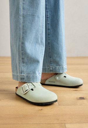 Birkenstock BOSTON BIG BUCKLE LENB NARROW - Mules - pure sage