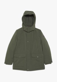 Parka imperméable vert olive avec fermeture éclair et boutons-pression, capuche ajustable et deux poches avant. Texture lisse, coupe décontractée.