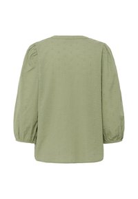 Blouse vert olive avec un motif texturé, manches longues bouffantes et encolure arrondie. Le matériau semble léger et doux.