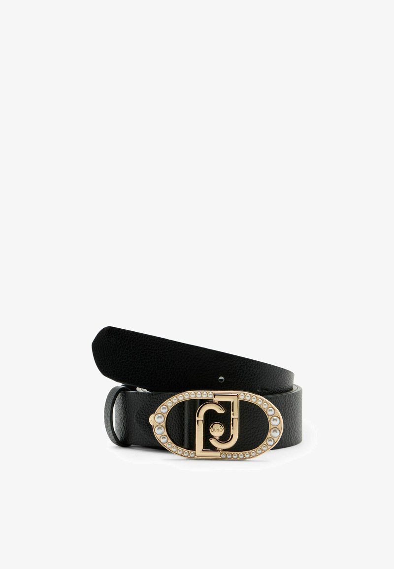 Cintura in pelle nera con una fibbia ovale in oro con un bordo decorato da accenti simili a perle e un design di lettere pronunciato al centro.