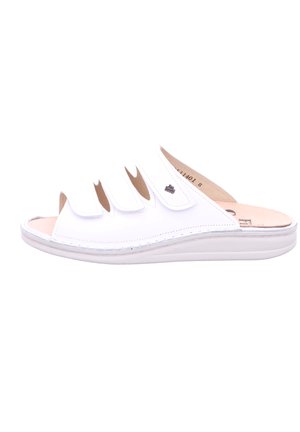 Sandali bianchi con quattro cinturini ritagliati, parte posteriore chiusa e soletta testurizzata. Il design presenta una suola leggermente rialzata.