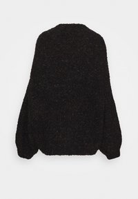 Czarny sweter dzianinowy o teksturowanej powierzchni, z balonowymi rękawami i wysoką, zaokrągloną szyją na białym tle.