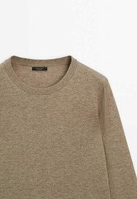 Pull beige à col rond avec col côtelé et manches longues, posé à plat sur un fond blanc.