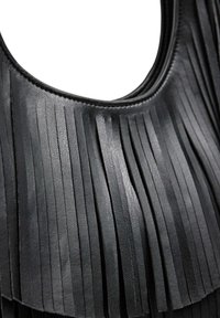 Mustast nahast käekott, mille esiküljel on pikad vertikaalsed narmad, sile pind ja ümar avaus peal.