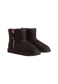 Botas de tobillo de piel de oveja negra con cierre de cremallera, diseño acolchado y suave forro de piel de oveja. Textura lisa con suela plana de goma.