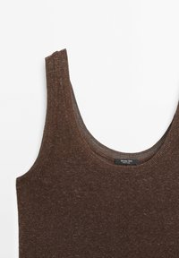 Débardeur en maille marron avec un col arrondi, présentant une texture subtile et une étiquette portant la mention « Massimo Dutti » près du col.