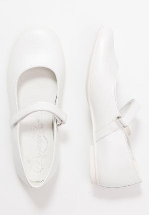 Par de zapatos Mary Jane de cuero blanco con punteras redondeadas y correas con hebilla, mostrados desde arriba y de lado sobre un fondo blanco liso.