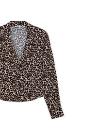 Blusa a stampa leopardata con colletto, maniche lunghe e chiusura con bottoni. Il tessuto presenta una combinazione di motivi in tonalità di beige, nero e marrone.