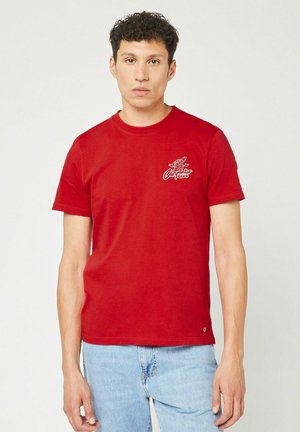 T-shirt di cotone rosso con scollatura rotonda, maniche corte e un piccolo logo ricamato in bianco sul lato sinistro del petto.