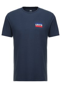 Marinblå t-shirt med kort ärm och rund halsringning, med en liten Levi's-logotyp i vitt, rött och blått på vänster bröst.