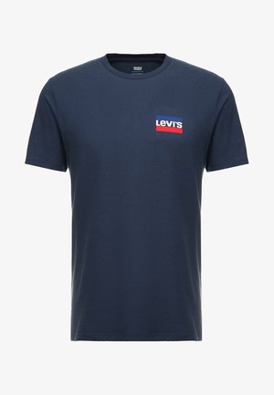 Camiseta de manga corta azul marino con cuello redondo y pequeño logo de Levi's en blanco, rojo y azul en el lado izquierdo del pecho.