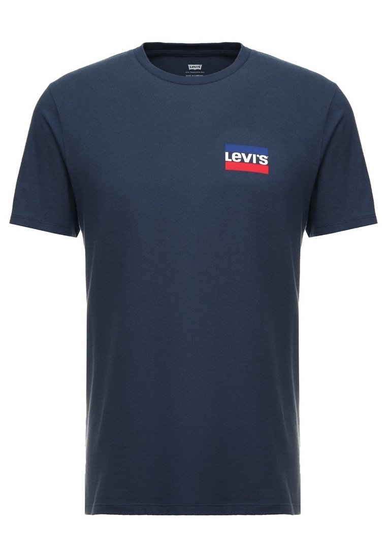 Marinblå t-shirt med kort ärm och rund halsringning, med en liten Levi's-logotyp i vitt, rött och blått på vänster bröst.