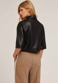 Motivi CROPPED CON COLLETTO  - Giacca in similpelle - nero
