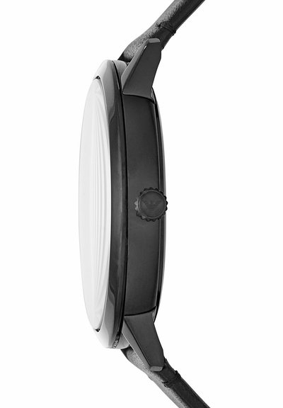 Schlanke schwarze Armbanduhr Seitenansicht mit gewölbtem Glas, strukturiertem Kronenlogo und schwarzem Lederarmband.
