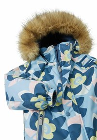 Dziecięca parka w jasnoniebieskim kolorze z kwiatowym wzorem, z kapturem wykończonym sztucznym futrem, zapięciem na zamek i elastycznymi mankietami dla zapewnienia ciepła.