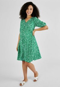 JoJo Maman Bébé DITSY PRINT V-NECK MATERNITY - REGULAR FIT - Tričkové šaty - green floral