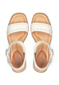 Sandalias de cuero blancas con dos correas anchas, una plantilla texturizada y una correa para el tobillo ajustable. Suela plana y detalle de costura en las correas.