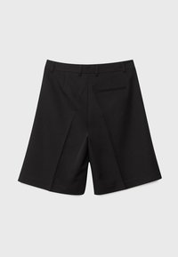 Zwarte, op maat gemaakte korte broek met hoge taille, geplooid ontwerp en een enkele achterzak. Gemaakt van een gladde stof met een gestructureerde silhouet.