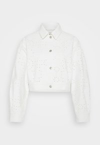 Chaqueta de denim blanca cortada con detalles de puntos dorados brillantes, cuello puntiagudo, mangas largas y cierre de botones en la parte delantera.