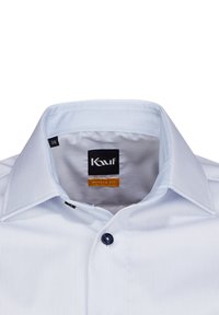 Helles blau gestreiftes Hemd mit modernem Schnitt, ausgestattet mit einem spitzen Kragen, einem dunklen Knopf und einem Pflegeetikett im Kragen.