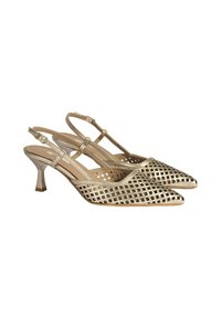 Talons de slingback dorés avec un bout pointu, présentant un design à découpes en maille et un talon fin. Fabriqués en matériau synthétique avec des accents minimalistes.