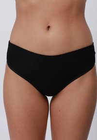 Boxeri negri cu benzi texturate, având un elastic neted la talie și margini. Materialul pare a fi moale și elastic, proiectat pentru confort și o potrivire strânsă.